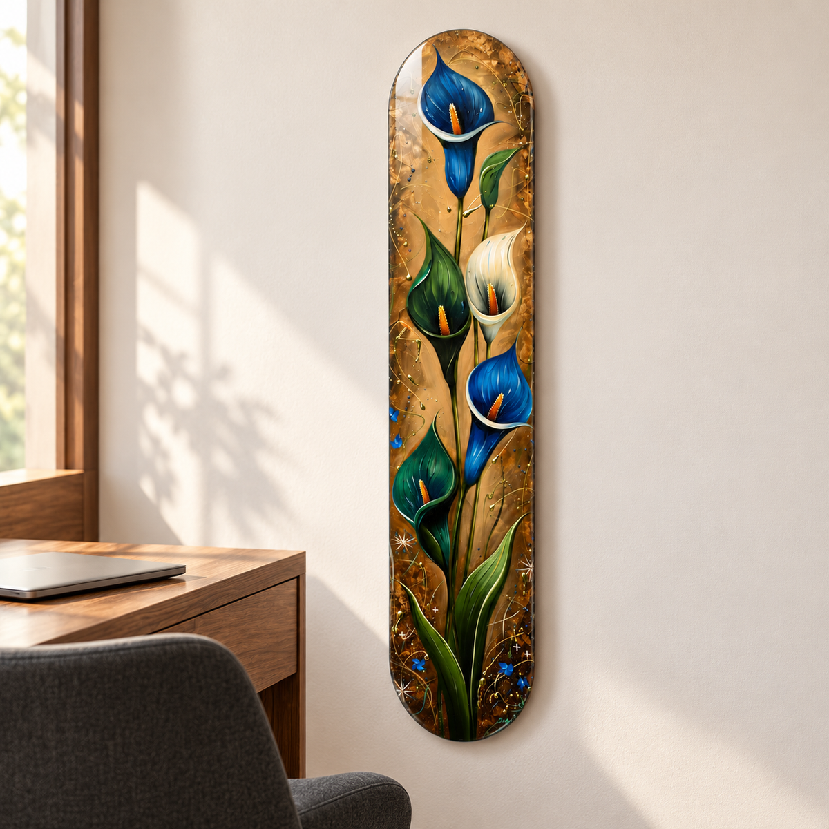 Lacivert ve Zeytin Yeşili Gala Çiçekleri Dikey Skate Board Cam Tablo – Çalışma odasında görünüm