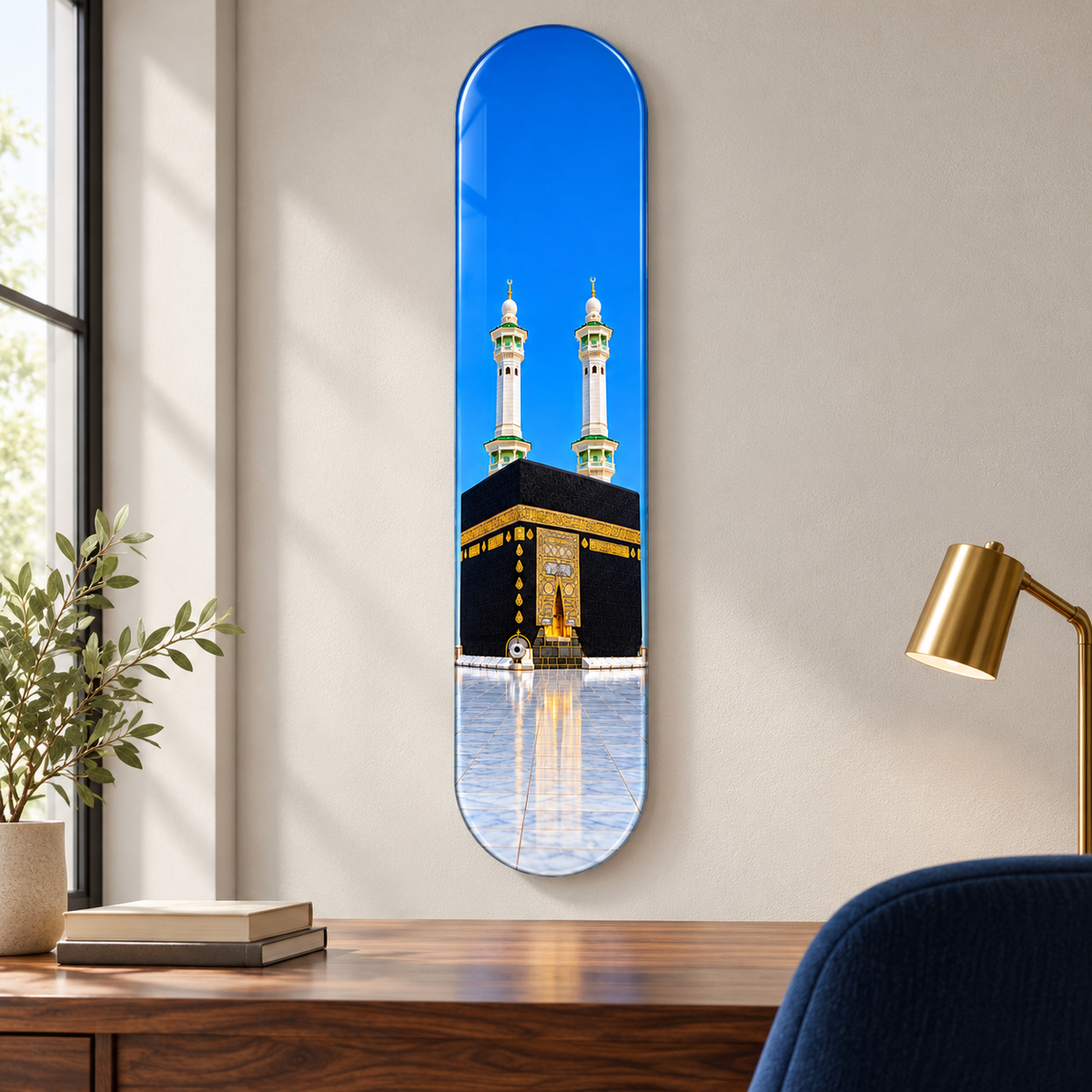 Mavi Gökyüzü ve Kâbe Manzaralı Dikey Skate Board Cam Tablo — çalışma odası