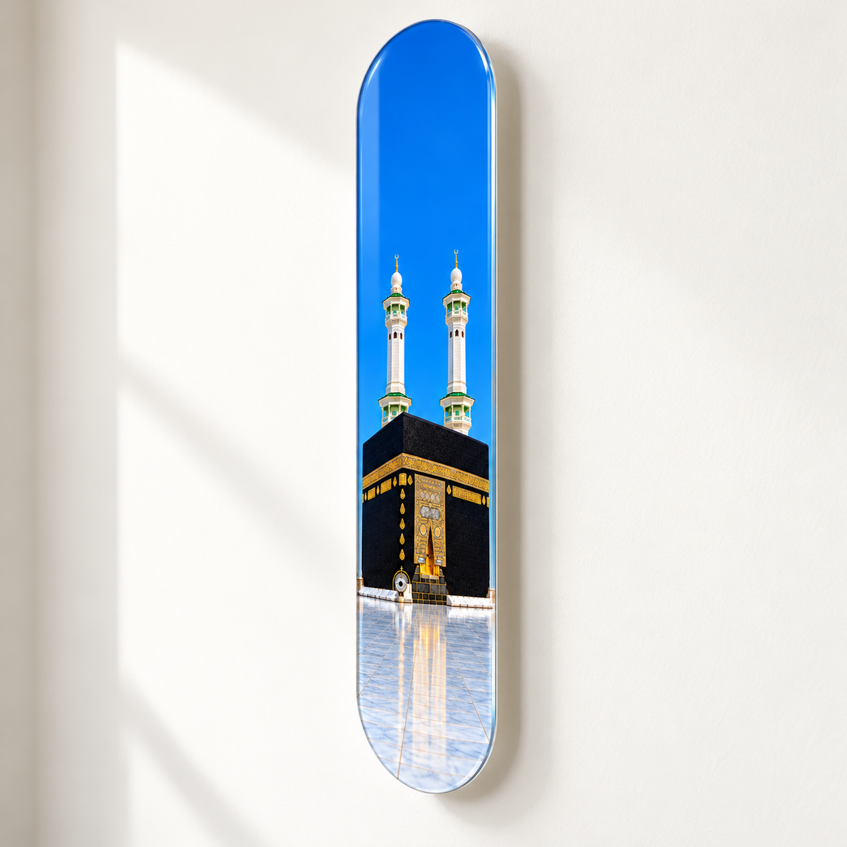 Mavi Gökyüzü ve Kâbe Manzaralı Dikey Skate Board Cam Tablo — duvar mesafesi