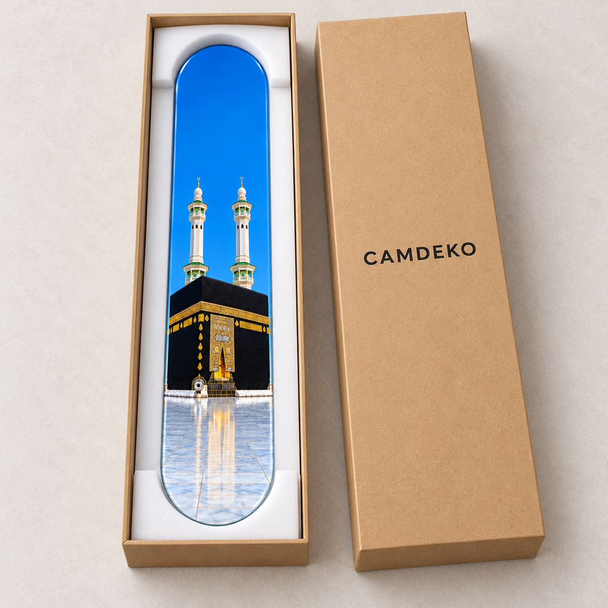 Mavi Gökyüzü ve Kâbe Manzaralı Dikey Skate Board Cam Tablo — koruyucu ambalaj