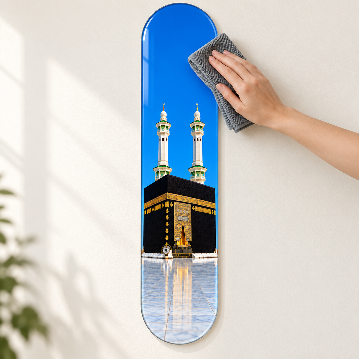 Mavi Gökyüzü ve Kâbe Manzaralı Dikey Skate Board Cam Tablo — temizlik
