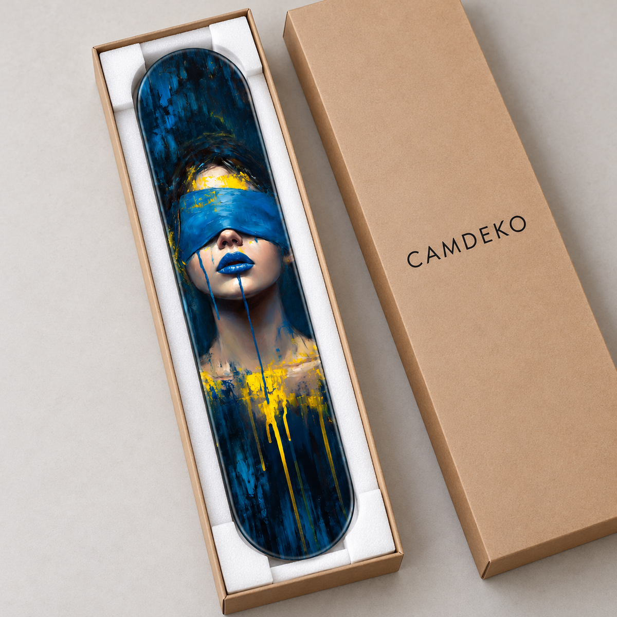 Mavi ve Sarı Soyut Kadın Portresi Dikey Skate Board Cam Tablo – CAMDEKO ambalajı