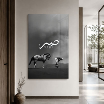 Sabr yazılı at ve insan siyah beyaz dikey cam tablo modern koridor ve antre mockup