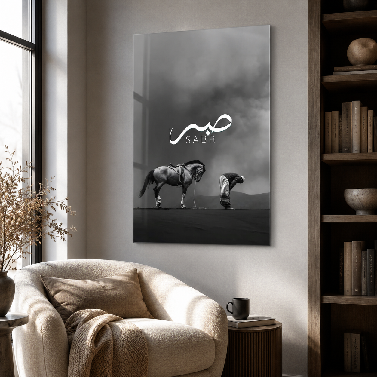 Sabr yazılı at ve insan siyah beyaz dikey cam tablo modern okuma köşesi mockup