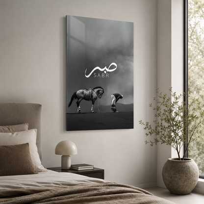 Sabr yazılı at ve insan siyah beyaz dikey cam tablo modern yatak odası mockup