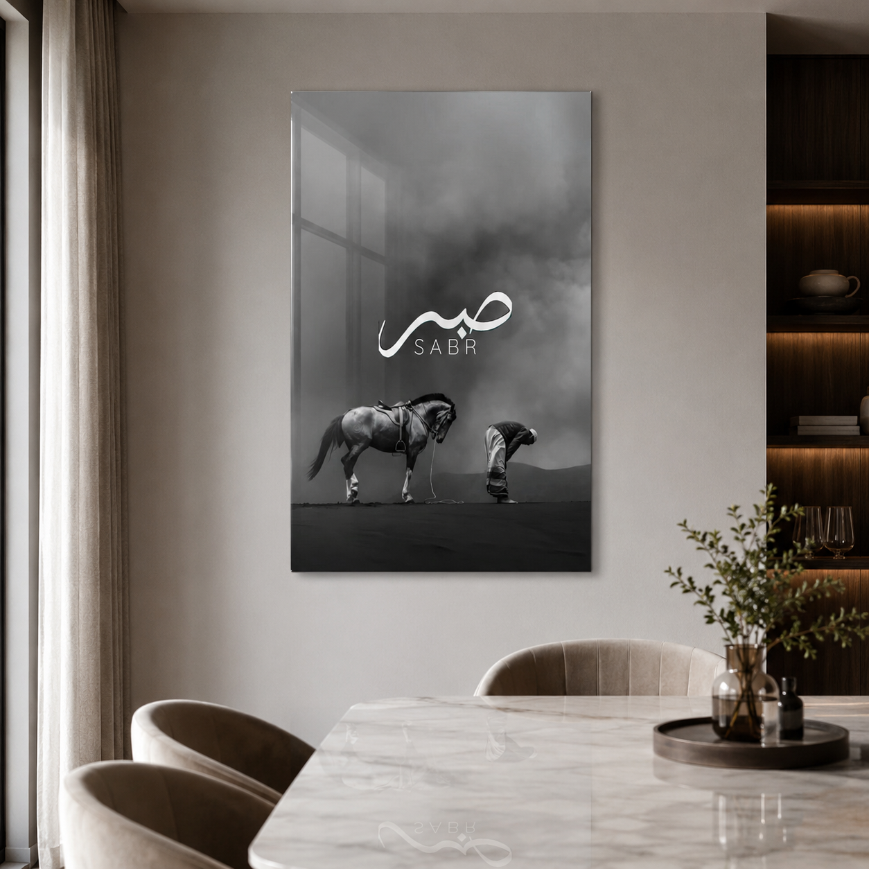Sabr yazılı at ve insan siyah beyaz dikey cam tablo modern yemek alanı mockup