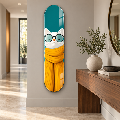 Turkuaz zeminde sarı atkılı gözlüklü beyaz kedi dikey skateboard cam tablo - antre dekorasyonu