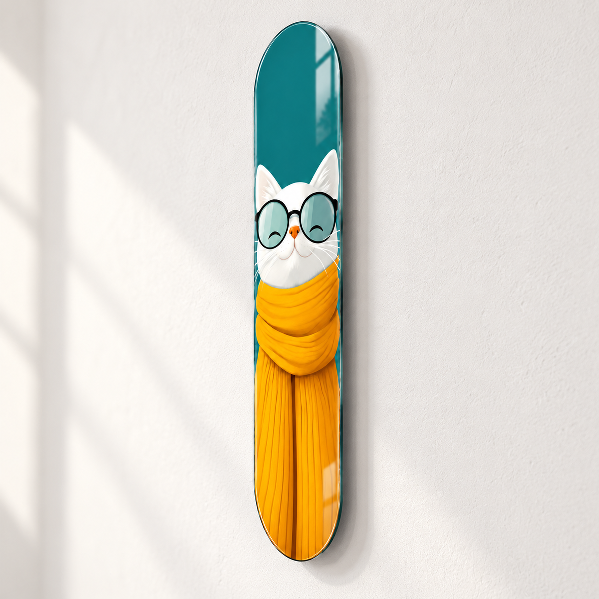 Turkuaz zeminde sarı atkılı gözlüklü beyaz kedi dikey skateboard cam tablo - duvar mesafesi ve yan görünüm