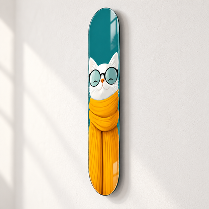 Turkuaz zeminde sarı atkılı gözlüklü beyaz kedi dikey skateboard cam tablo - duvar mesafesi ve yan görünüm
