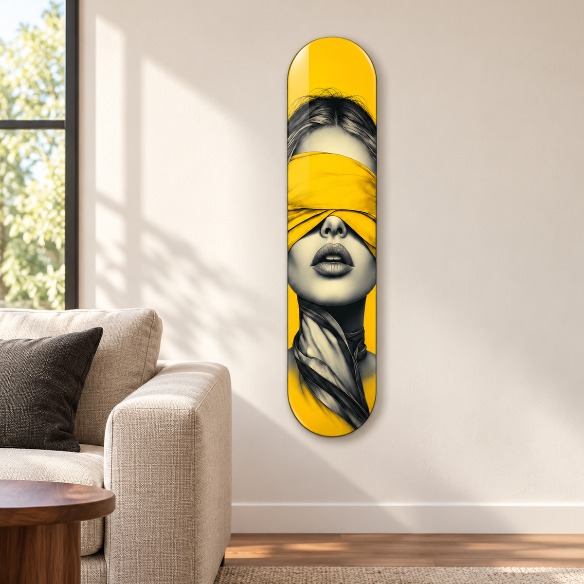 Sarı Bantlı Kadın Portresi Dikey Skate Board Cam Tablo – Salonda görünüm