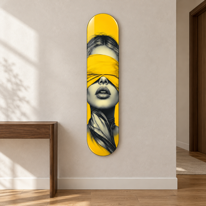 Sarı Bantlı Kadın Portresi Dikey Skate Board Cam Tablo – Antrede görünüm