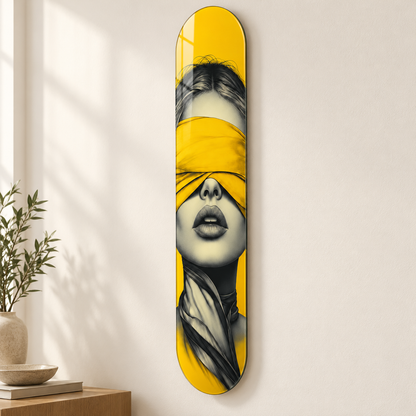 Sarı Bantlı Kadın Portresi Dikey Skate Board Cam Tablo – Duvar mesafesi
