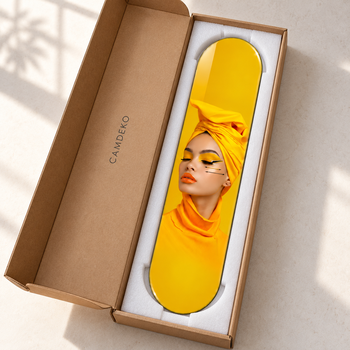 Sarı Başörtülü Kadın Dikey Skate Board Cam Tablo – CAMDEKO ambalajı
