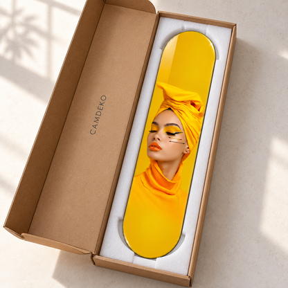 Sarı Başörtülü Kadın Dikey Skate Board Cam Tablo – CAMDEKO ambalajı