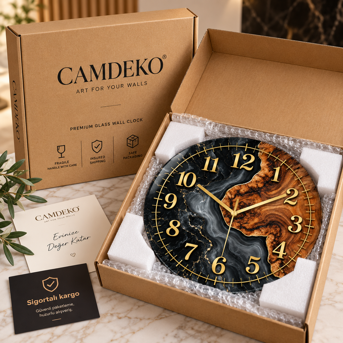 Siyah mermer ve ahşap desenli gold cam saatin CAMDEKO koruyucu kutuda güvenli paketlenmesi