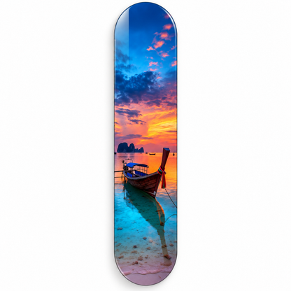 Gün Doğumunda Tayland Kayığı Dikey Skate Board Cam Tablo – Beyaz fonda ön görünüm