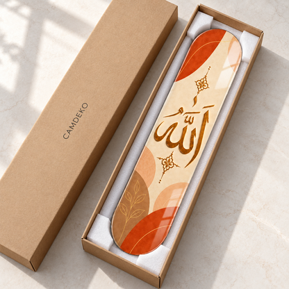 Terrakota ve krem zeminde altın Allah lafzı dikey skateboard cam tablo - CAMDEKO koruyucu ambalaj