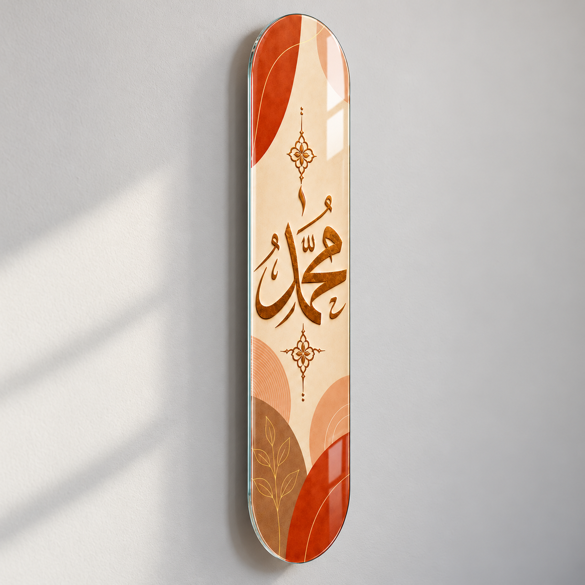 Terrakota ve krem zeminde altın Muhammed lafzı dikey skateboard cam tablo - duvar mesafesi ve yan görünüm