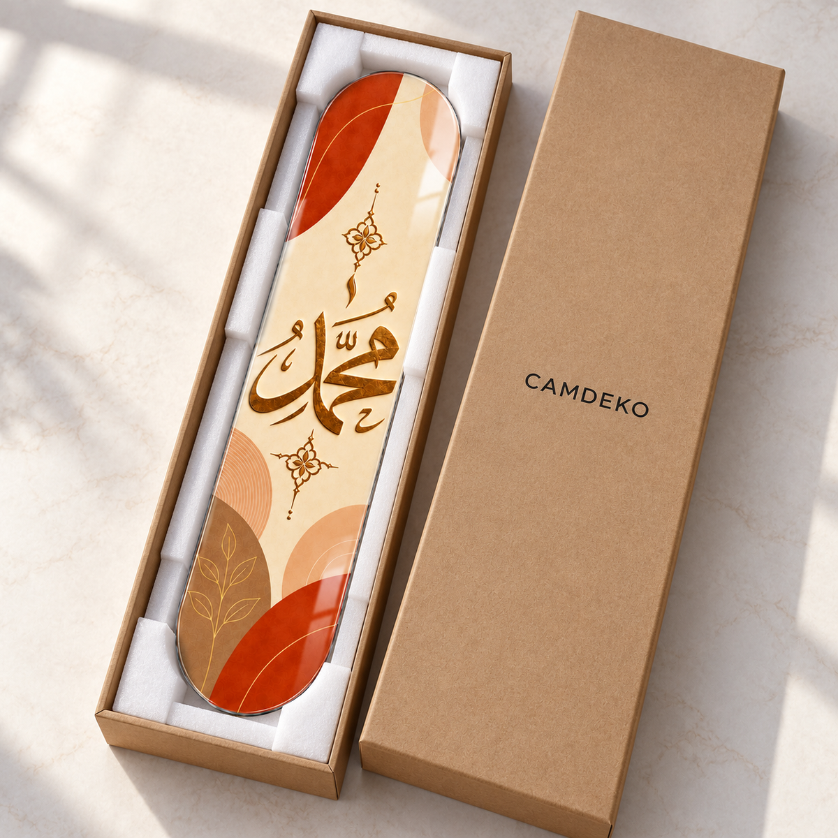Terrakota ve krem zeminde altın Muhammed lafzı dikey skateboard cam tablo - CAMDEKO koruyucu ambalaj
