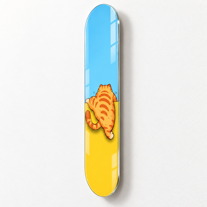 Tırmanan turuncu kedi dikey skateboard cam tablo - duvar montajı ve yan görünüm