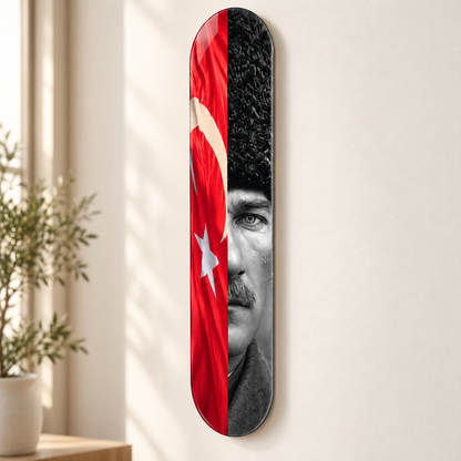 Türk Bayrağı ve Atatürk Portresi Dikey Skate Board Cam Tablo – Duvar mesafesi