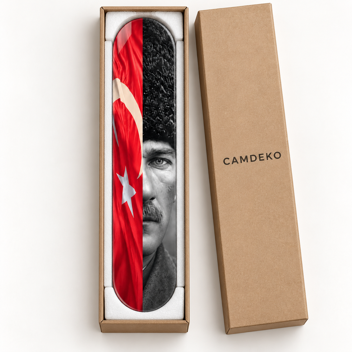 Türk Bayrağı ve Atatürk Portresi Dikey Skate Board Cam Tablo – CAMDEKO ambalajı