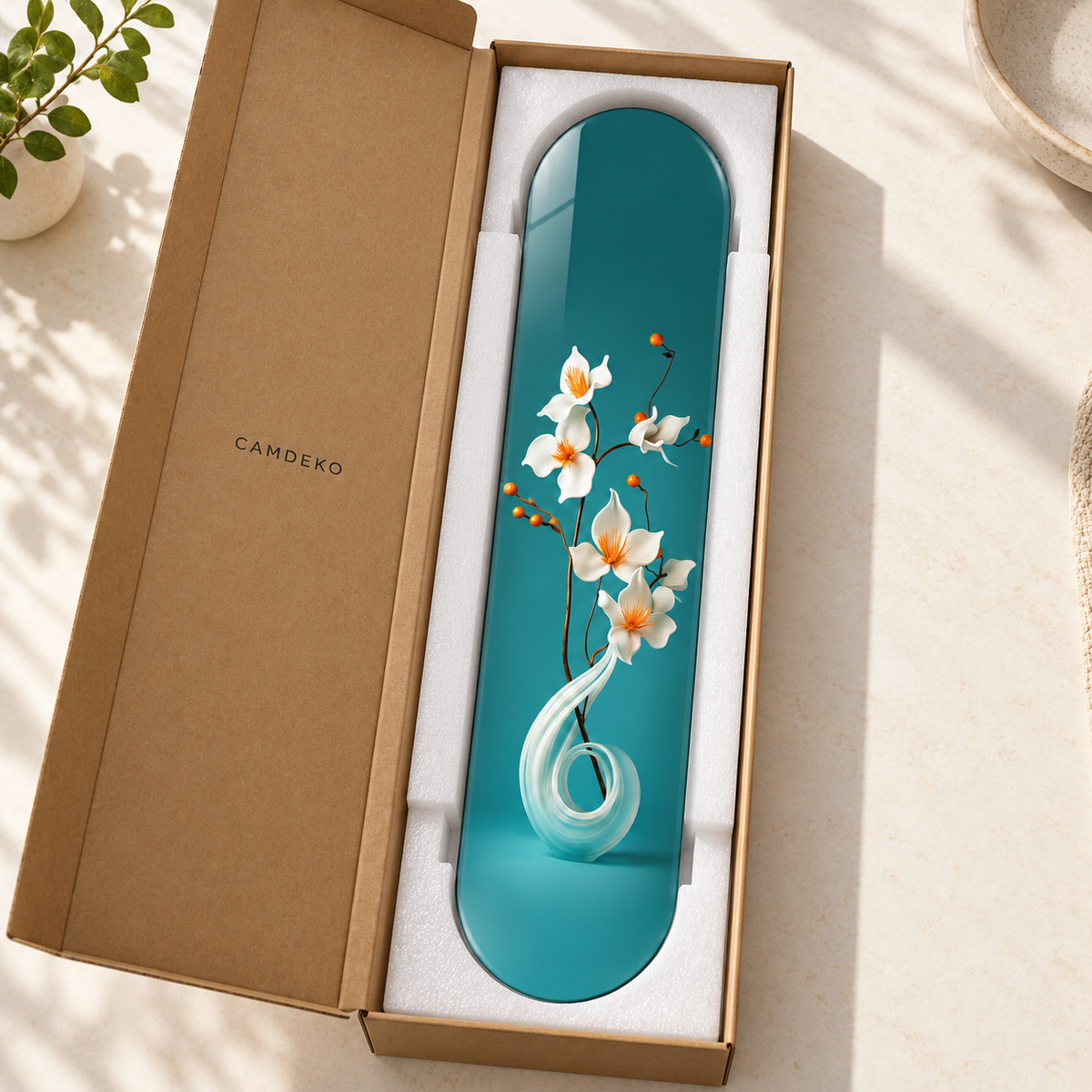 Turkuaz Zeminde Beyaz Çiçekler Dikey Skate Board Cam Tablo – CAMDEKO ambalajı