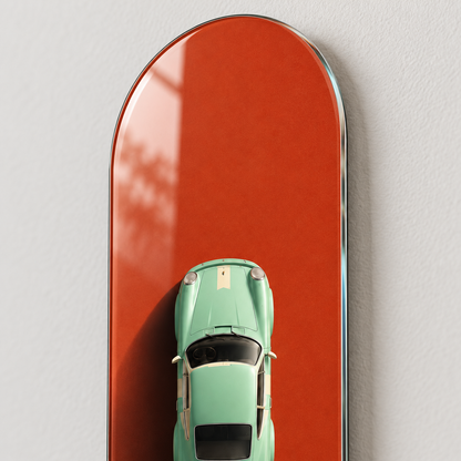 Turuncu Yolda Mint Yeşili Klasik Otomobil Dikey Skate Board Cam Tablo – Yuvarlatılmış cam kenarı