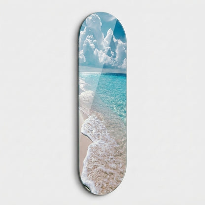 Turkuaz Deniz ve Beyaz Kumsal Manzaralı Skate Board Cam Tablo