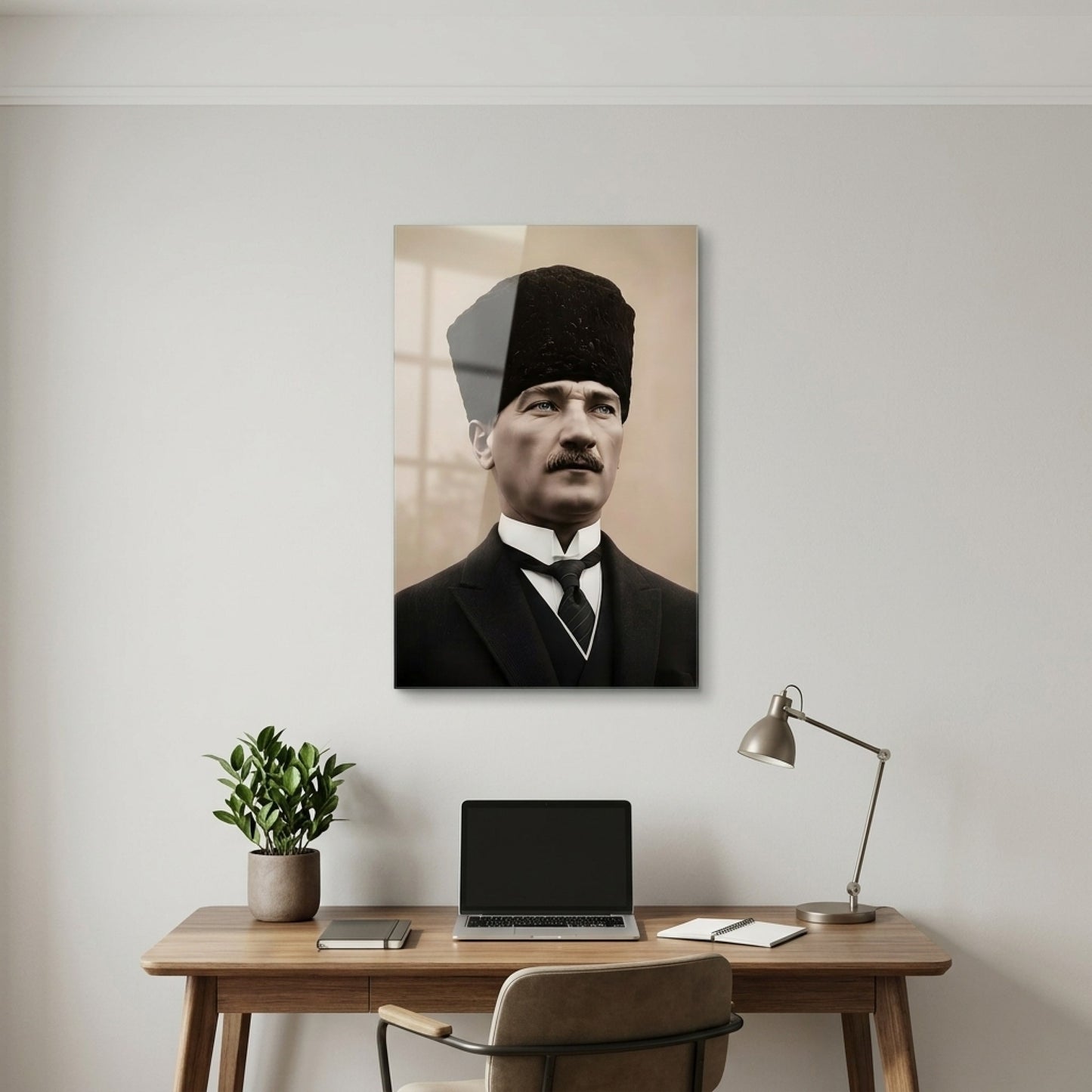Kalpaklı Atatürk Portresi Sanatsal Dikey Cam Tablo