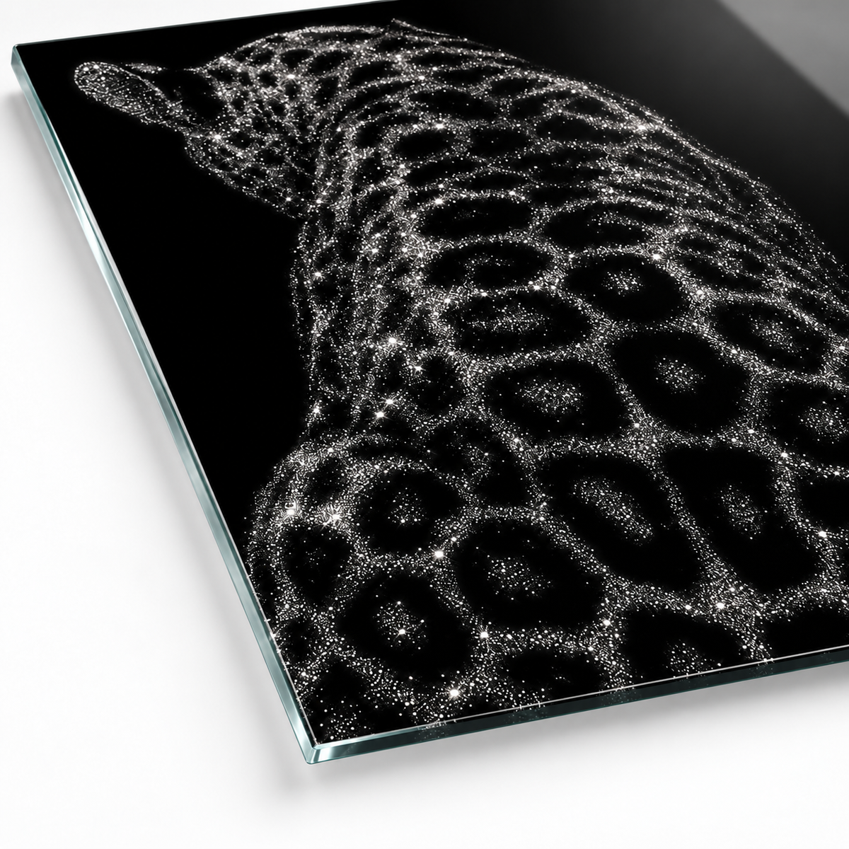 Işıltılı siyah gümüş leopar cam tablo yakın plan detay