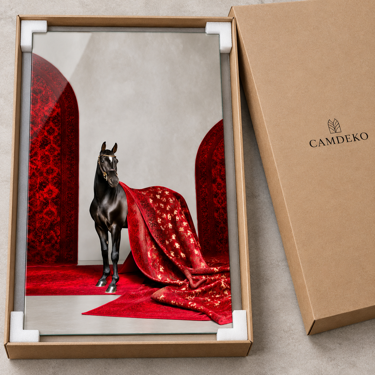 Siyah At ve Kırmızı Halı Dikey Cam Tablo – CAMDEKO koruyucu paketleme
