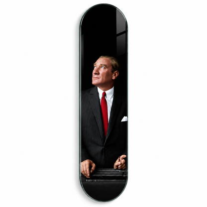 Kırmızı Kravatlı Atatürk Dikey Skate Board Cam Tablo – Beyaz vitrin