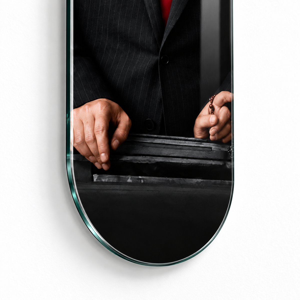 Kırmızı Kravatlı Atatürk Dikey Skate Board Cam Tablo – Cam kenarı detayı