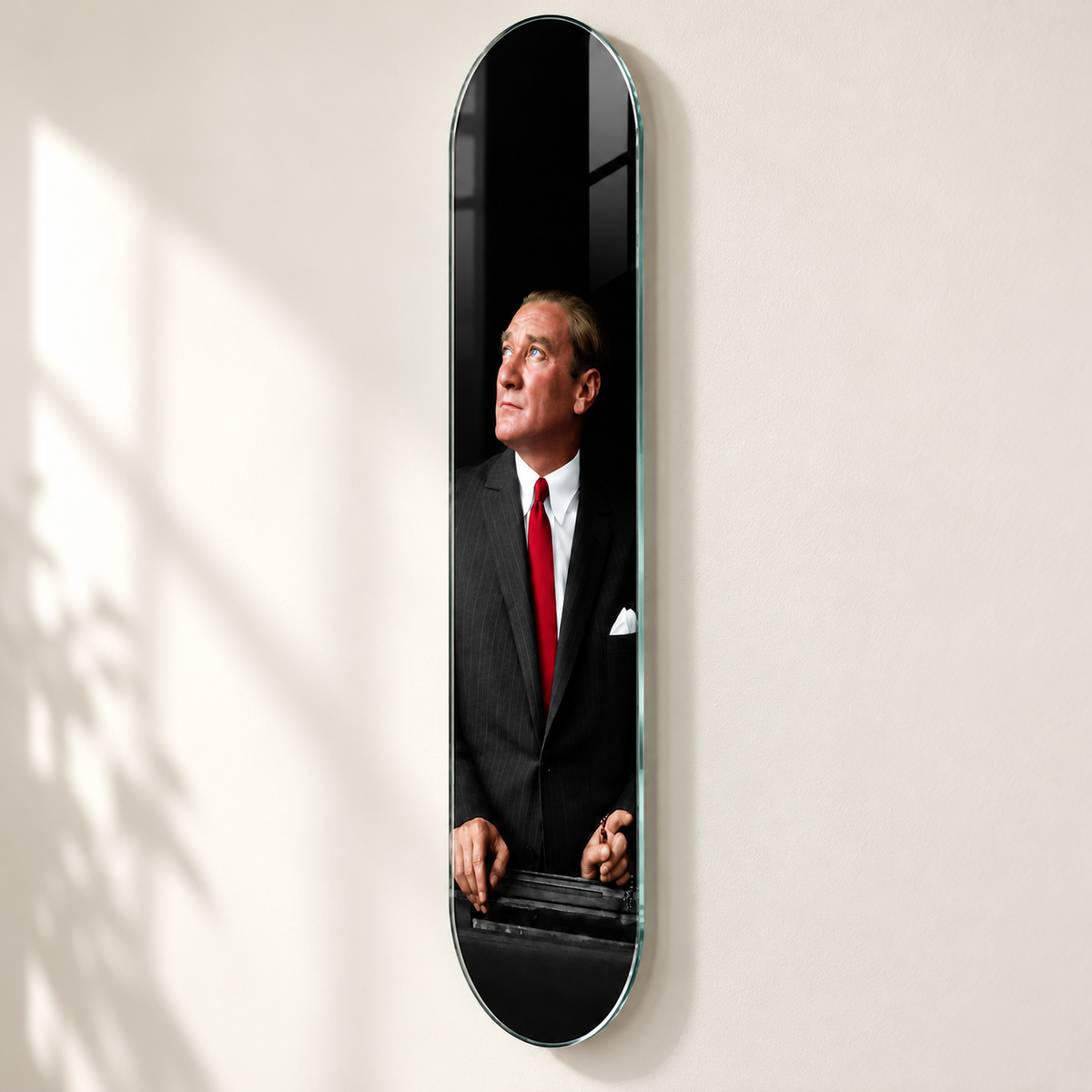 Kırmızı Kravatlı Atatürk Dikey Skate Board Cam Tablo – Yüzer montaj