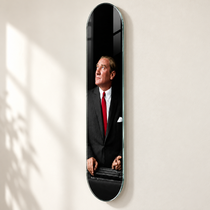 Kırmızı Kravatlı Atatürk Dikey Skate Board Cam Tablo – Yüzer montaj