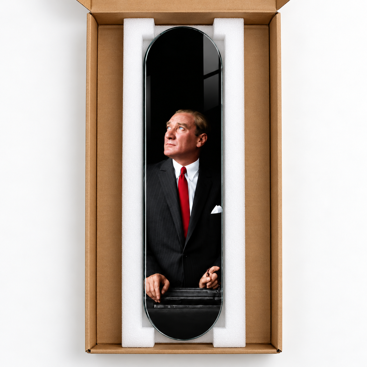 Kırmızı Kravatlı Atatürk Dikey Skate Board Cam Tablo – Koruyucu paketleme