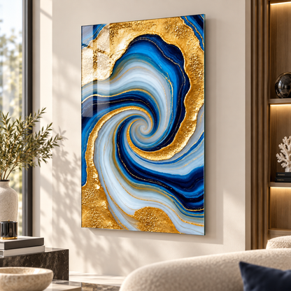 Mavi Gold Girdap Desenli Dikey Cam Tablo, doğal gün ışığında salon duvarı görünümü