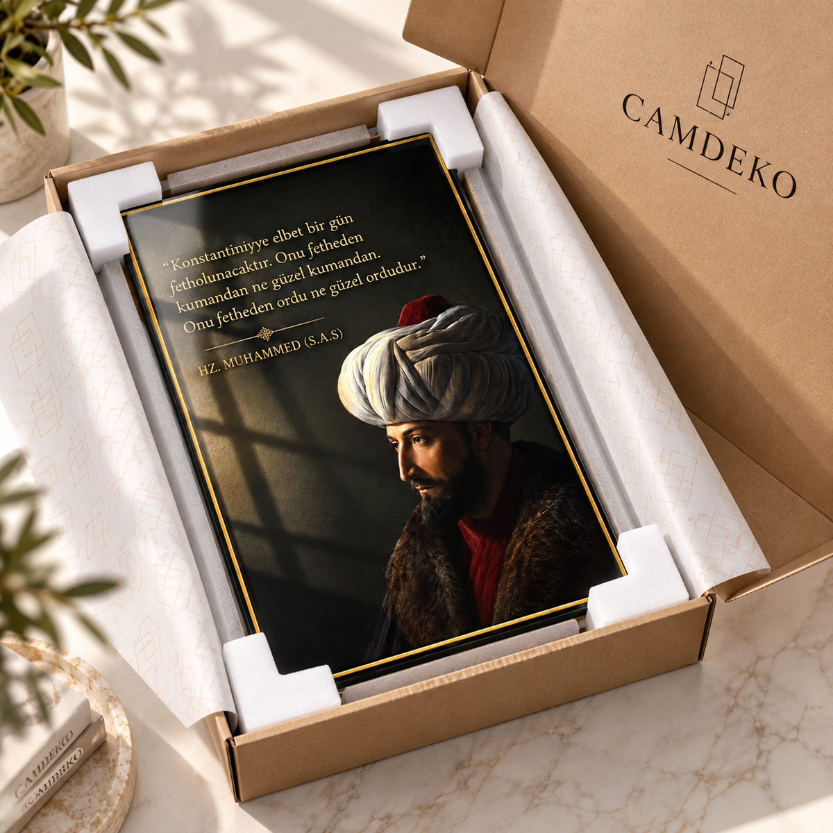 Konstantiniyye sözü ve Osmanlı portresi dikey cam tablo CAMDEKO koruyucu paketleme görseli