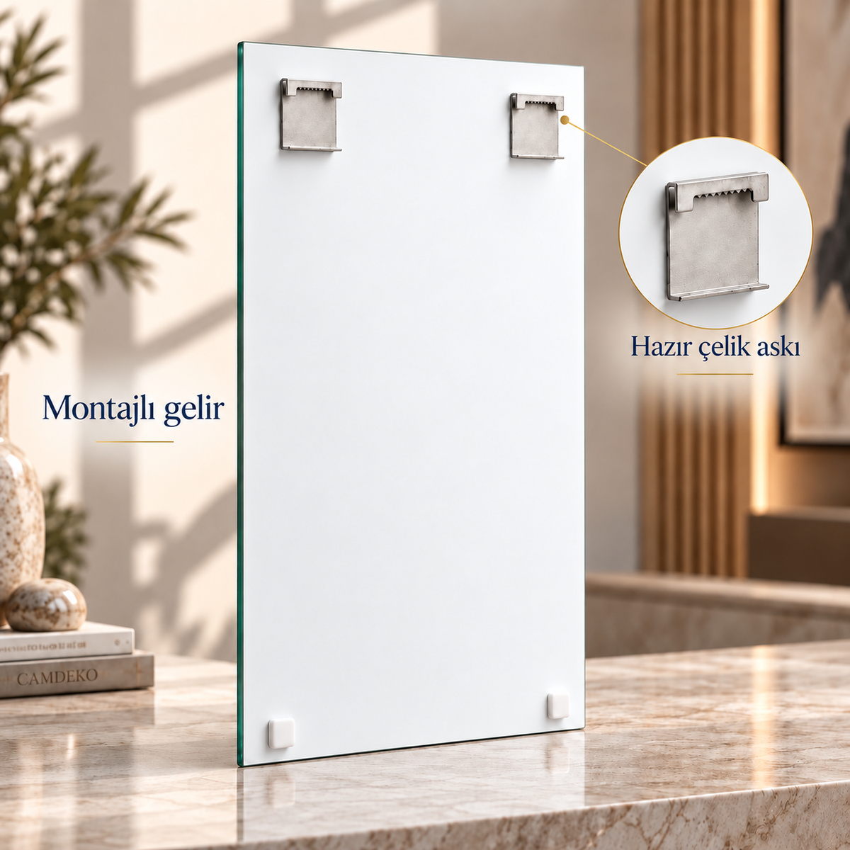 CAMDEKO dikey cam tablo beyaz arka yüzü, sağda ve solda montajlı iki standart çelik askı aparatı ve iki beyaz tampon