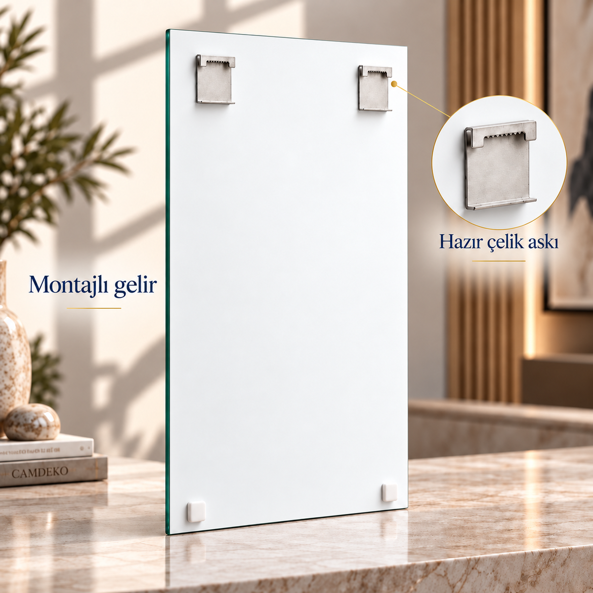 CAMDEKO dikey cam tablo beyaz arka yüzü, sağda ve solda iki montajlı standart çelik askı ve altta iki beyaz tampon