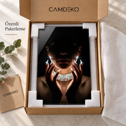 Kristal takılı gizemli kadın portresi dikey cam tablo CAMDEKO koruyucu paketleme görseli