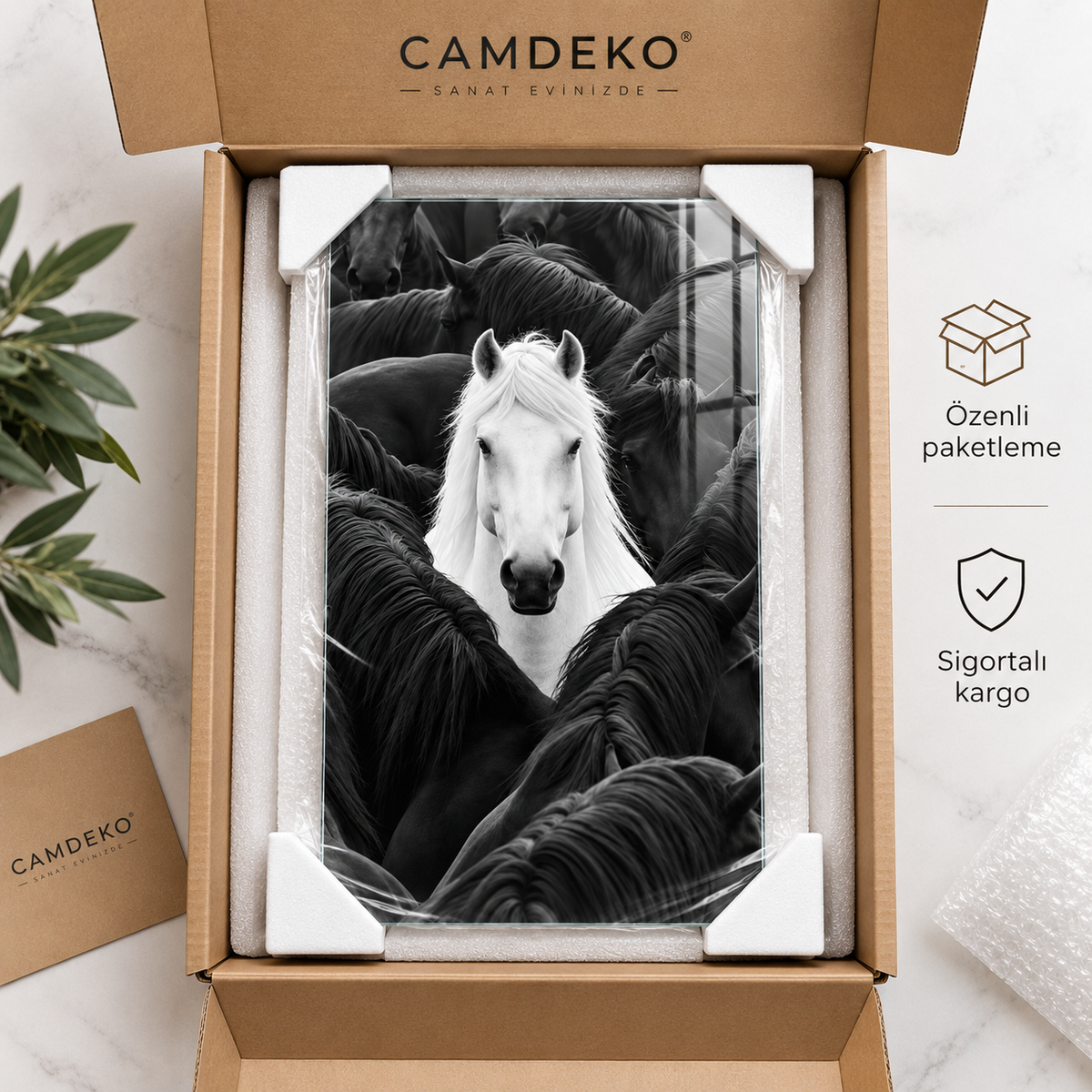 Beyaz at ve siyah atlar temalı dikey cam tablo CAMDEKO koruyucu paketleme görseli