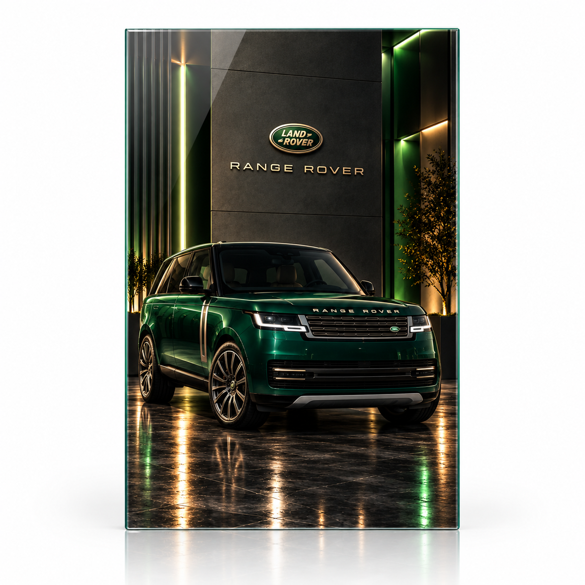 Yeşil Range Rover dikey cam tablo beyaz zeminde vitrin görünümü