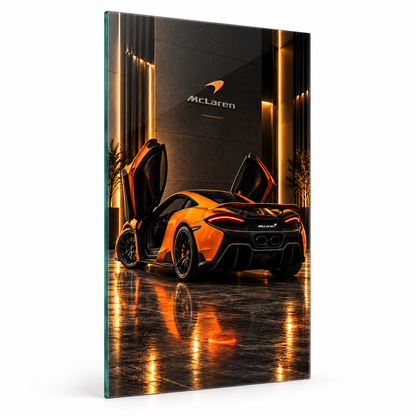 Turuncu McLaren dikey cam tablo beyaz zeminde vitrin görünümü