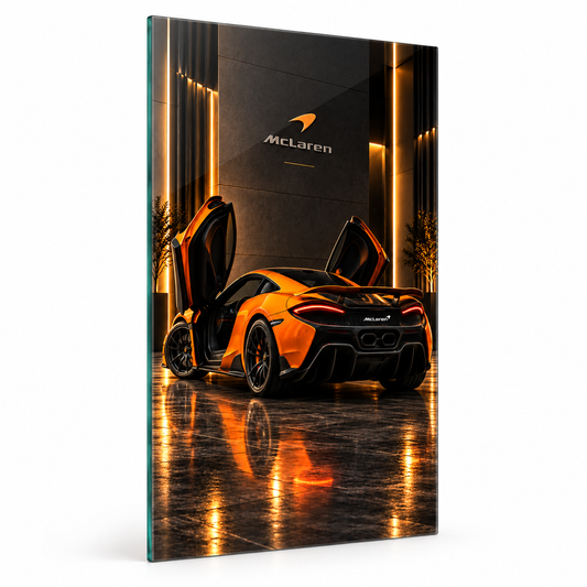 Turuncu McLaren dikey cam tablo beyaz zeminde vitrin görünümü