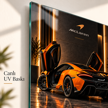 Turuncu McLaren dikey cam tablonun UV baskı ve araç detayları