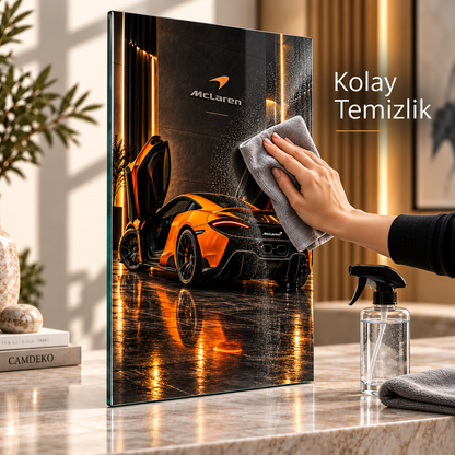 Turuncu McLaren dikey cam tablonun mikrofiber bez ve cam temizleyici ile temizliği