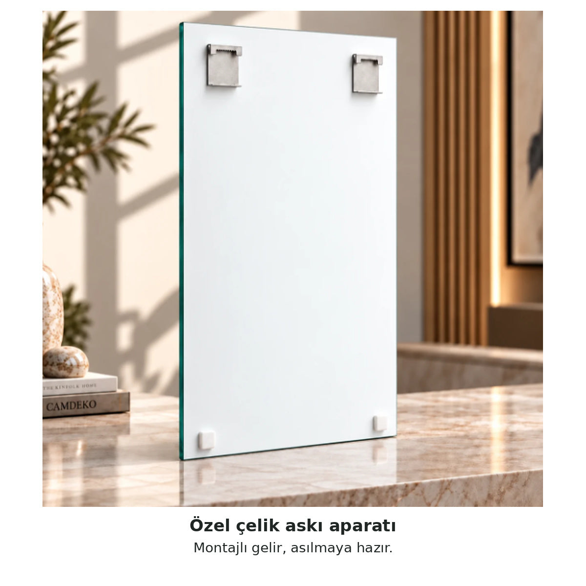 CAMDEKO dikey cam tablo beyaz arka yüzü, iki montajlı özel çelik askı aparatı ve iki beyaz denge tamponu; asılmaya hazır