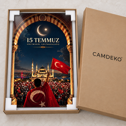 15 Temmuz Unutmadık Unutmayacağız dikey cam tablo, kraft kutu ve koruyucu köşeler